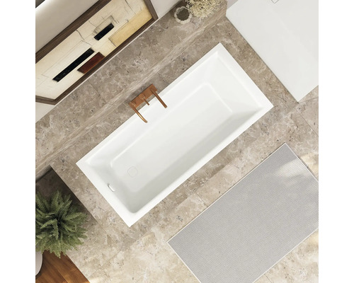 Badezimmer mit Badewanne, Armatur, Deko und Badteppich
