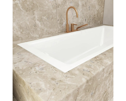 Weiße Badewanne mit Armatur auf Marmorplatte