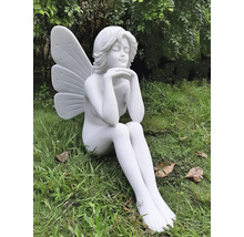 Gartenfigur einer sitzenden Fee mit Flügeln