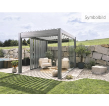 Terrassenüberdachung mit zwei Sesseln und Tisch im Garten