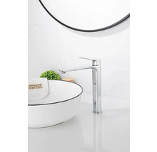 Waschbeckenarmatur aus Metall mit rundem Spiegel