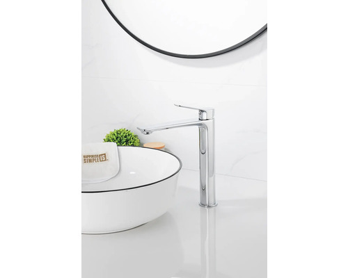 Waschbeckenarmatur aus Metall mit rundem Spiegel