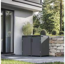 Doppelter Geräteschrank aus Metall auf einer Terrasse