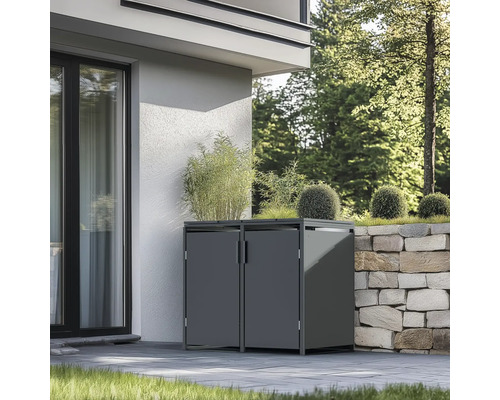 Doppelter Geräteschrank aus Metall auf einer Terrasse