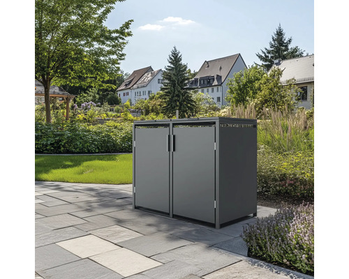 Graue Mülltonnenbox mit zwei Türen im Garten auf Steinboden