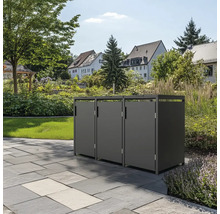 Drei graue Mülltonnenboxen im Garten.