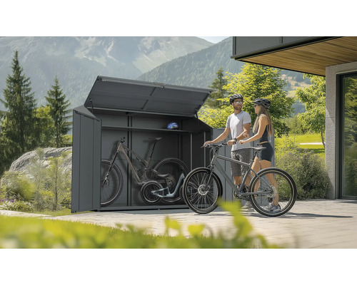 Fahrradbox mit Fahrrädern und zwei Personen im Außenbereich