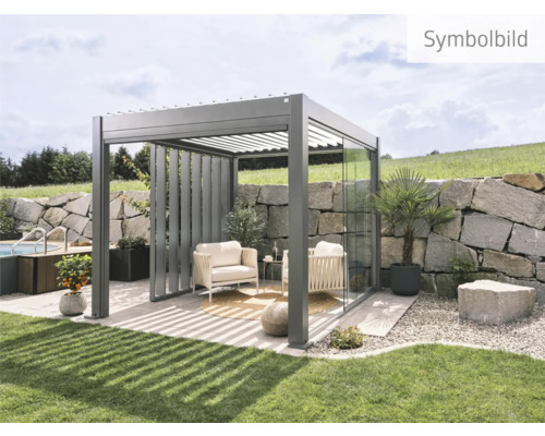 Terrassenüberdachung mit Sitzmöbeln in einem Garten mit Steinmauer