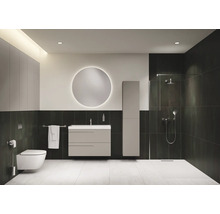 Modernes Badezimmer mit Toilette, Waschtisch, Spiegel und Dusche