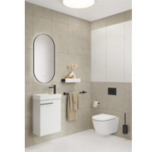 Modernes Badezimmer mit Waschbeckenunterschrank, Spiegel, Toilette und Handtuchhalter