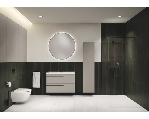 Modernes Badezimmer mit Toilette, Waschtisch, Spiegelschrank und Dusche.