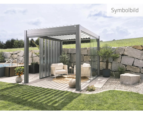 Terrasse mit Pergola, Sitzmöbeln und Steinmauer im Garten