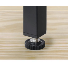 Detailansicht eines schwarzen Tischbeins mit Verstellfuß auf einem Holzboden.