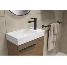 Badezimmerwaschtisch mit Armatur und Handtuchhalter