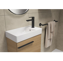 Badezimmerwaschtisch mit Armatur, Handtuch und Handtuchhalter