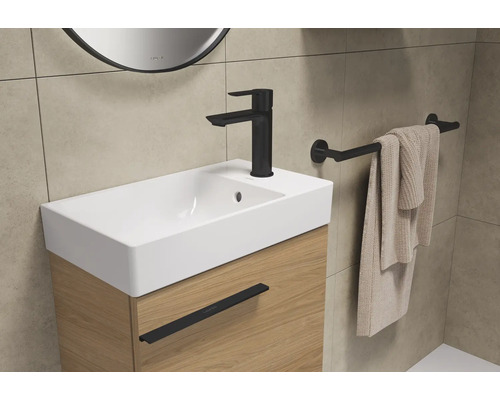 Badezimmerwaschtisch mit Armatur, Handtuch und Handtuchhalter