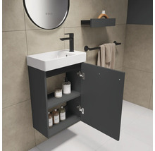 Badezimmer mit Waschbeckenunterschrank, Armatur, Spiegel, Ablage und Handtuchhalter