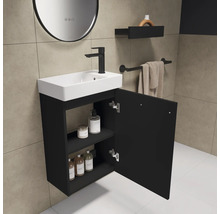 Waschtisch mit offenem Schrank, Armatur, Handtuchhalter und Spiegel in einem Badezimmer