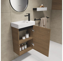 Modernes Badezimmer mit Waschtischunterschrank, offenem Schrankfach und Ablagefläche