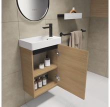 Badezimmer mit Waschbecken, Unterschrank mit geöffneter Tür, Armatur und Ablagefläche