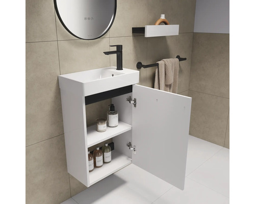 Modernes Badezimmer mit Waschbeckenunterschrank, Spiegel, Ablage und Handtuchhalter.