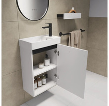 Badezimmer mit Waschtischunterschrank, Waschbecken, Spiegel und Ablage