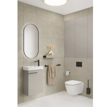 Badezimmer mit Waschbecken, Spiegel, Toilette und Handtuchhalter