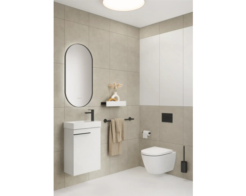 Badezimmer mit Waschtisch, Spiegel, Toilette und Handtuchhalter