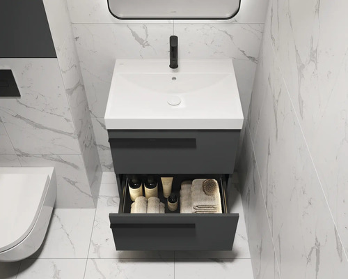 Modernes Badezimmer mit Waschtisch, offenem Schubfach und Marmorfliesen