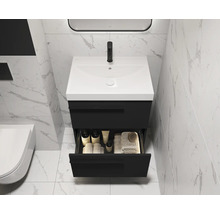 Badezimmer Waschbeckenunterschrank mit geöffneter Schublade, Handtüchern und Kosmetikprodukten