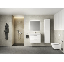 Helles Badezimmer mit Dusche, Waschbeckenunterschrank, Spiegel, Hochschrank und Wandtoilette