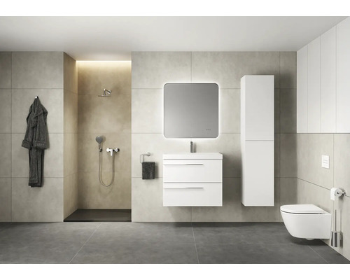 Helles Badezimmer mit Dusche, Waschbeckenunterschrank, Spiegel, Hochschrank und Wandtoilette