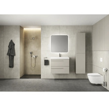 Modernes Badezimmer mit Dusche, Waschtisch, Spiegel, Toilette und Handtuch