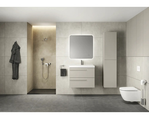 Modernes Badezimmer mit Dusche, Waschtisch, Spiegel, Toilette und Handtuch