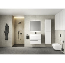 Modernes Badezimmer mit Dusche, Waschbecken, Spiegel, Toilette und Bademantel