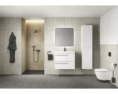 Modernes Badezimmer mit Dusche, Waschbecken, Spiegel, Toilette und Bademantel