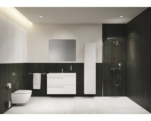 Modernes Badezimmer mit Toilette, Waschtisch, Spiegel, Schrank und Dusche.