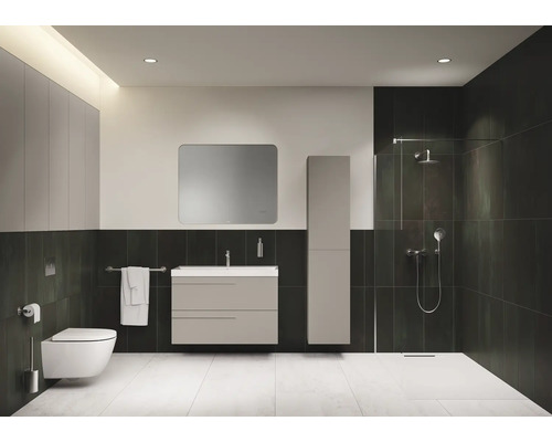 Modernes Badezimmer mit Toilette, Waschbeckenunterschrank, Spiegel, Hochschrank und Dusche
