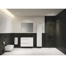 Modernes Badezimmer mit Toilette, Waschbecken, Spiegel und Dusche