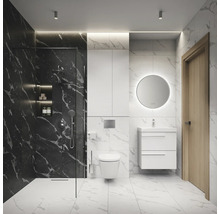 Helles Badezimmer mit Dusche, Waschbecken, Spiegel und Toilette.