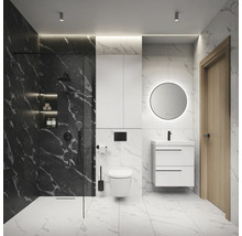 Modernes Badezimmer mit Dusche, Toilette, Waschtisch und Spiegel