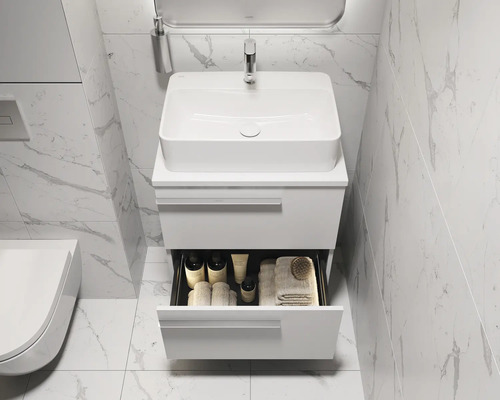 Badezimmer Waschbecken mit offenem Unterschrank, Armaturen, Spiegel und Handtüchern