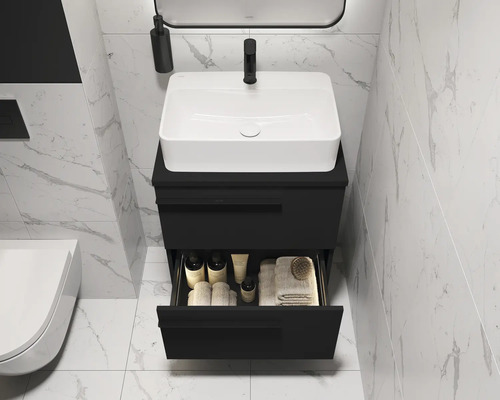 Modernes Badezimmer mit schwarzem Waschtischunterschrank, weißem Aufsatzwaschbecken und geöffneter Schublade