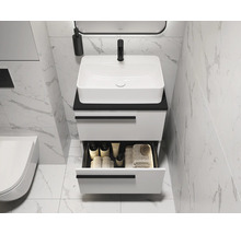 Modernes Badezimmer mit Waschtischunterschrank, Waschbecken, Schublade und Armatur