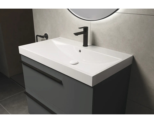 Waschtisch mit Unterschrank, Armatur und Spiegel in Badezimmer