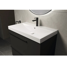 Waschtisch mit Unterschrank und Armatur im Badezimmer