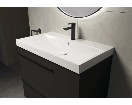 Waschtisch mit Unterschrank und Armatur im Badezimmer