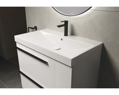 Waschtischunterschrank mit Waschbecken und Armatur im Badezimmer