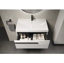 Waschtischunterschrank mit offenem Schubfach, Handtüchern und Pflegeprodukten im modernen Badezimmer