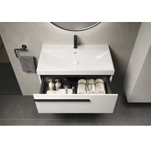 Modernes Badezimmer mit weißem Waschtischunterschrank, offenem Schubfach und Handtüchern